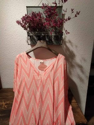 Caftán coral con estampado geométrico