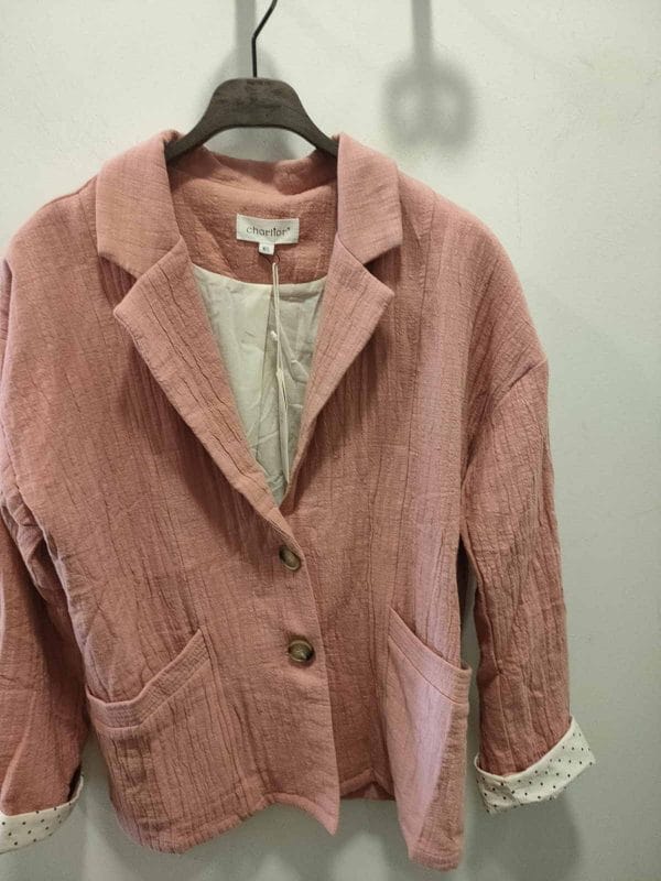 Chaqueta efecto hilo, en color nude, forrada con detalles en los puños