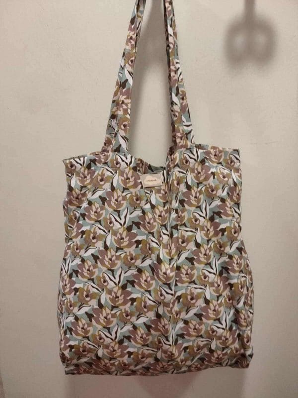 Tote bags Madeinlu. Estampado de flores en tonos lilas y azules