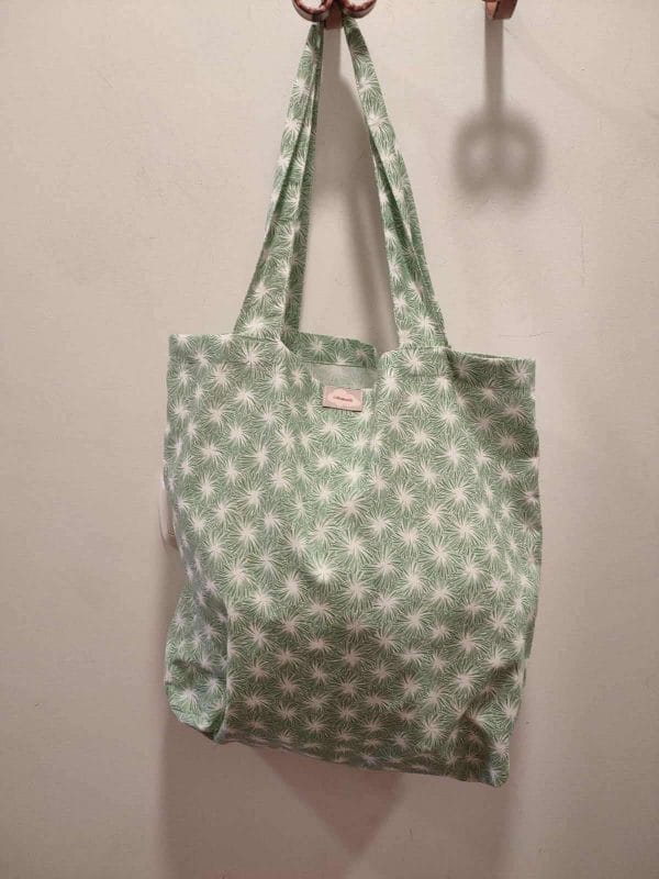 Tote bags Madeinlu. Estampado de flores en verde y blanco